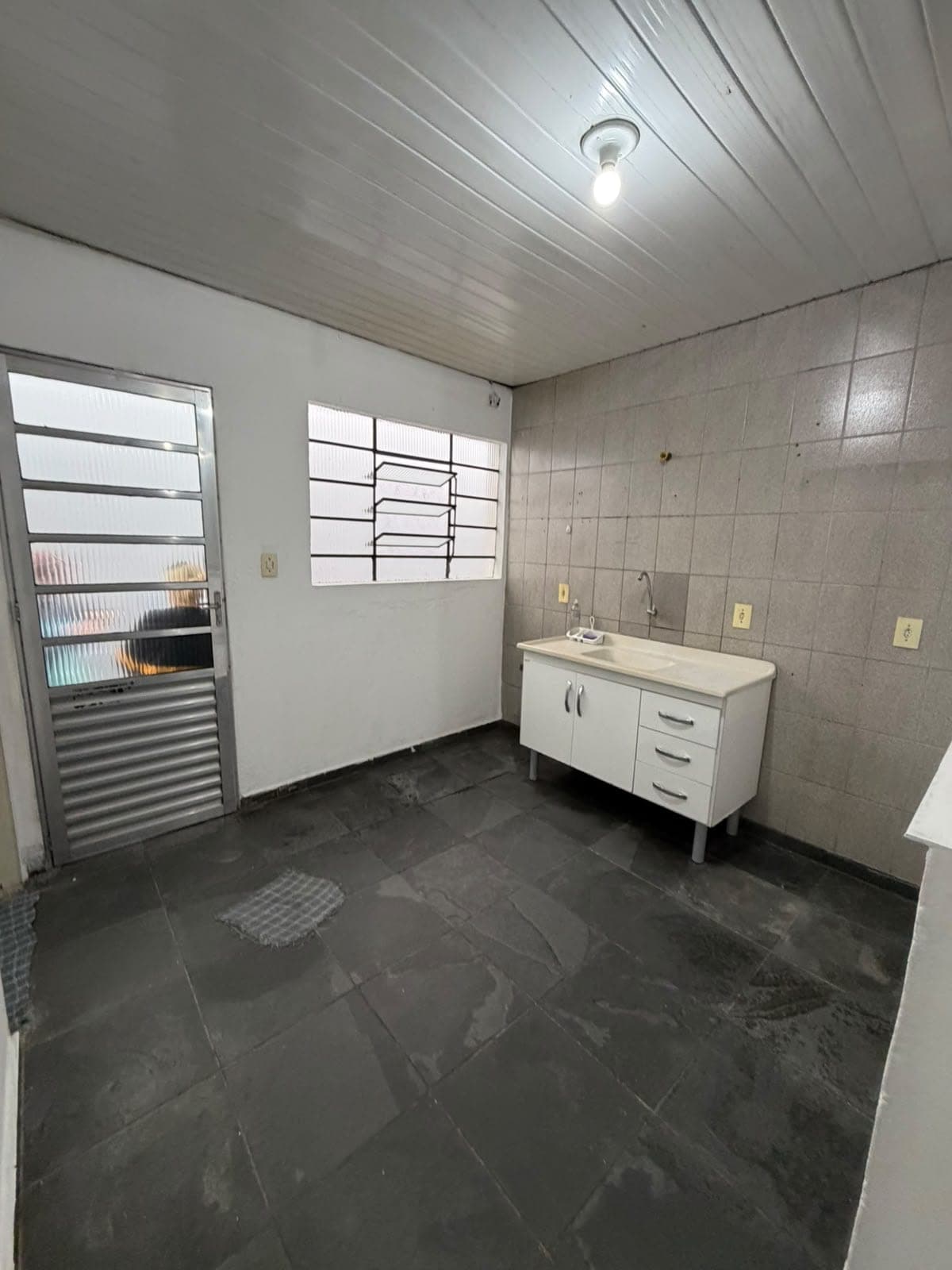 Cidade Leonor - Casa de fundos com 01 dormitório - Locação